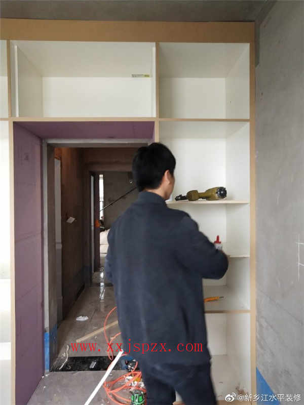 新鄉(xiāng)裝修正商城18號樓木工正在做家具，用的全部是實(shí)木板材，結(jié)實(shí)耐用 ????